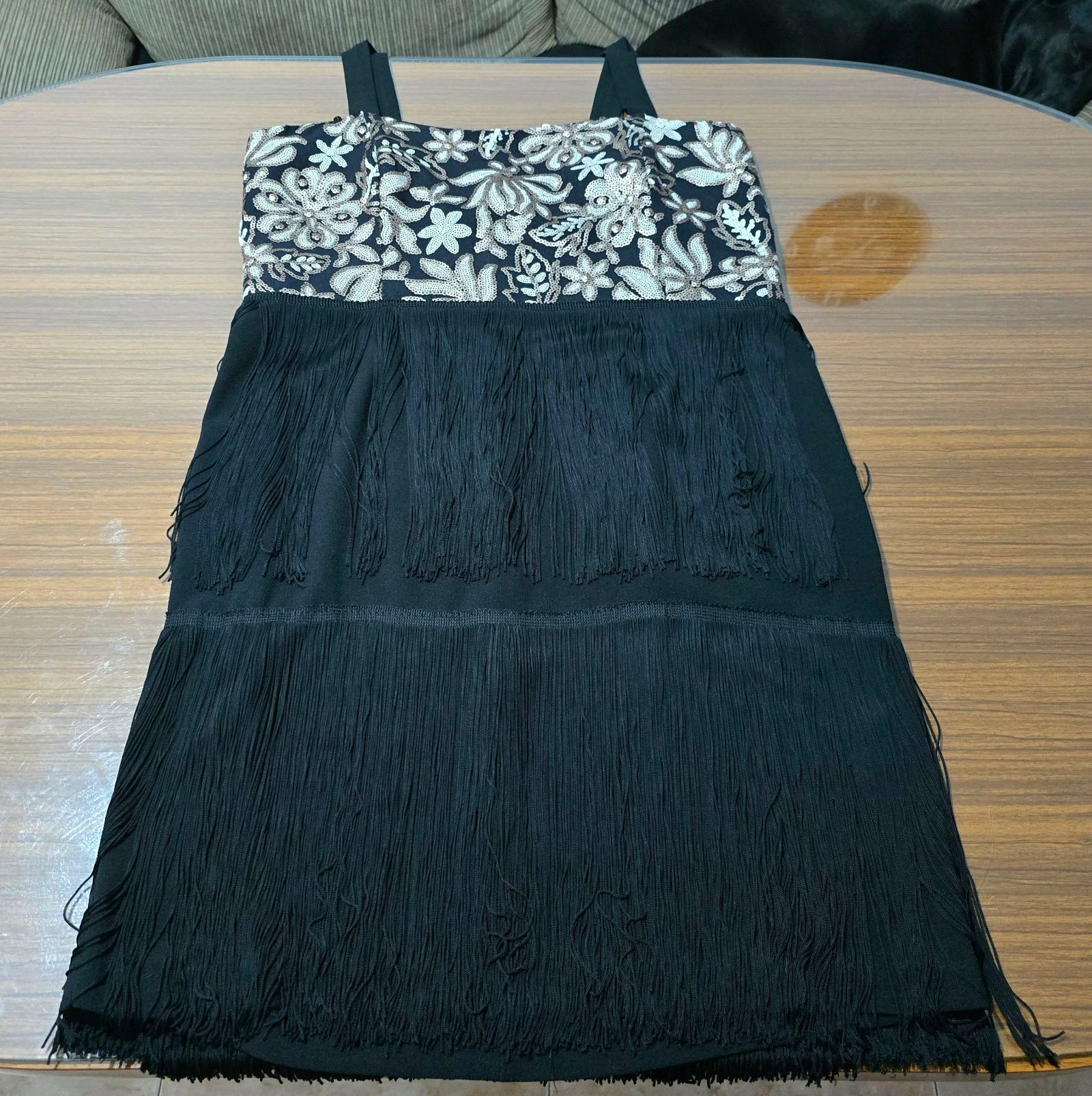 Vestido negro con lentejuelas y flecos – photo 2